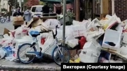 Жители Шанхая выносят мусор