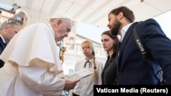 Папа римский Франциск встречается с женами бойцов полка "Азов" и Петром Верзиловым, Ватикан, 11 мая 2022 года 