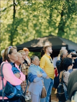Людмила Улицкая (в центре) на акции в Берлине. 8 мая 2022 года