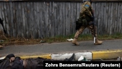 Тело убитого украинца на краю дороги, Буча