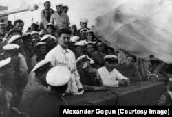 Сталин и Ворошилов во время посещения крейсера "Червона Украина", 1929 г.
