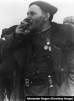 Дважды Герой Советского Союза Сидор Ковпак курит
