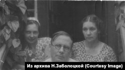 Николай Заболоцкий с женой Екатериной и дочерью Натальей в Переделкино на даче Павленко, 1956 год
