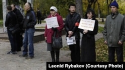 Леонид Рыбаков (третий справа) на митинге против Владимира Путина с плакатом "Пора на пенсию"