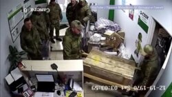 Российские мародёры с награбленным в офисе СДЭК