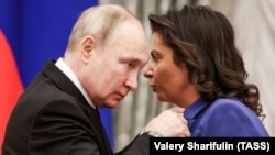 Владимир Путин награждает Маргариту Симоньян орденом Почета. 22 декабря 2022 года