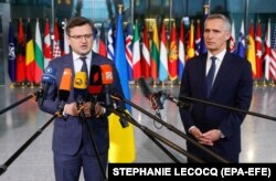 Министр иностранных дел Украины Дмитрий Кулеба и генеральный секретарь НАТО Йенс Столтенберг во время встречи министров иностранных дел стран-членов НАТО, обсуждавших помощь Украине. 7 апреля 2022 года