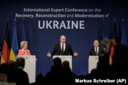 Председатель Еврокомиссии Урсула фон дер Ляйен, премьер-министр Украины Денис Шмыгаль и канцлер ФРГ Олаф Шольц (слева направо) на конференции, где обсуждались планы восстановления Украины. 25 октября 2022 года