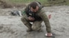 Украинский военный сапёр подбирает неразорвавшиеся части кассетной бомбы