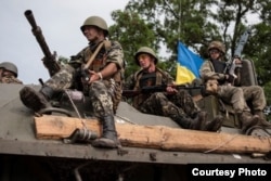 Украинские солдаты готовятся к бою