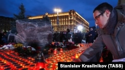 Участник акции "Возвращение имен", приуроченной ко Дню памяти жертв политических репрессий, у Соловецкого камня.