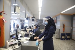 Работа отделения одного из иранских банков. Тегеран, 8 октября 2021 года