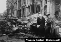 Два пожилых берлинца на развалинах, май 1945 года. Фото Евгения Халдея