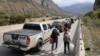 Люди на дороге в сторону КПП "Верхний Ларс" на российско-грузинской границе