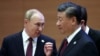 Президент России Владимир Путин беседует с председателем КНР Си Цзиньпином перед встречей глав государств-членов Шанхайской организации сотрудничества (ШОС) в расширенном составе в Самарканде. Узбекистан, 16 сентября 2022 года