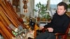Игорь Гонтар в своей мастерской. Гостомель, 2009 год. Снимок Music-review Ukraine (http://www.m-r.co.ua)