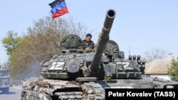 Флаг "ДНР" на танке T-72 в колонне российской техники в Донбассе