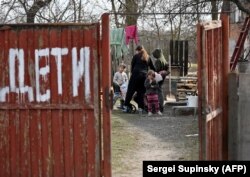 Забор с надписью "Дети", село Обуховичи под Иванковом, Киевская область, 7 апреля 2022 года