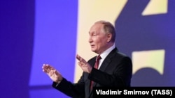 Владимир Путин выступает на Санкт-Петербургском форуме