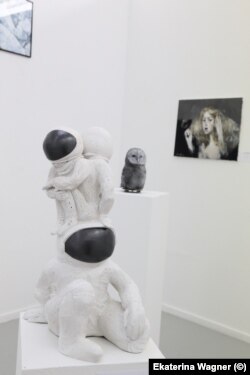 Скульптура Виктории Любинской-Феликс на благотворительной выставке Hands for Mother