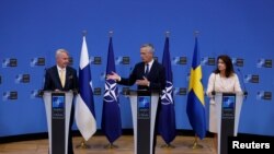 Министры иностранных дел Финляндии и Швеции после подписания протоколов о присоединении своих стран к НАТО