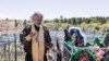Священник Матвеев проводит богослужение у могилы погибшего в Украине Петра Агафонова