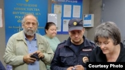 Наталья Сивохина (справа) и Борис Вишневский в полицейском участке