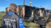 Следователь на месте пожара в селе Мильково на Камчатке