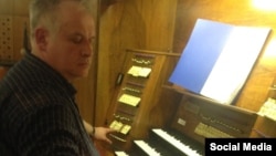 Дмитрий Колкер за игрой на органе