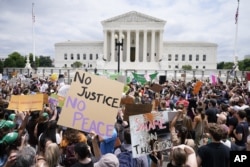 Сторонники и противники права на аборты митингуют у здания Верховного суда США. Июнь 2022