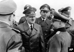 Адольф Гитлер, Альберт Шпеер (в центре)