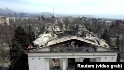 Мариуполь, разрушенный российскими войсками драмтеатр