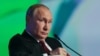 Президент России в ладимир Путин на Международном экономическом форуме в Санкт-Петербурге 17 июня 2022 года