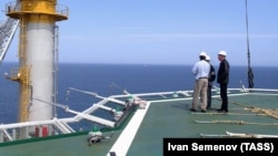 Морская платформа "Орлан" для добычи нефти и газа установлена на шельфе Сахалина в рамках проекта "Сахалин-1", оператором которого выступает американская компания "Эксон Нефтегаз Лимитед"