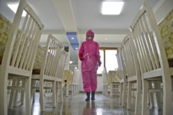 Дезинфекция столовой на фабрике в Пхеньяне. 16 мая 2022 года