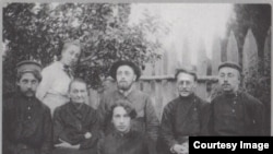Михаил Красноцветов (в центре фото, в головном уборе) с матерью, братьями и сестрой, 1906 год