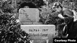 На могиле Рихарда Зорге. Фото до 1964 года