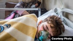 Ребенок с кислородной поддержкой в одной из больниц Ирана. "Омикрон" чаще приводит к госпитализации детей, так как многие из них, в отличие от взрослых, не получили вакцину от коронавируса