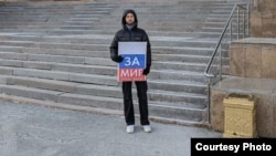 Антон Иванченко на пикете у здания администрации Тюмени