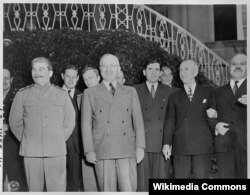 Потсдамская конференция. За спинами Сталина и Трумэна стоят переводчики Чарльз Болен и Владимир Павлов. 18 июля 1945 года
