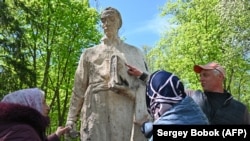 У памятника Г.Сковороде, спасенного с территории уничтоженного музея в Харьковской области, май 2022