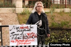 Маргарита Мурахтаева на месте смерти матери спустя два года после самосожжения