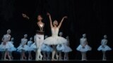Кыргызстандык балет бийчиси Канат Надырбек Орусиядагы Мария театрындагы кесиптештери менен. Архивдик сүрөт.