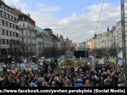 Более ста тысяч человек вышли в Праге в поддержку Украины, 27 февраля