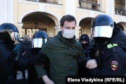 Даниил Кен во время задержания на антивоенном митинге в центре Петербурга. 27 февраля 2022 года. Архивное фото