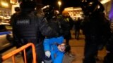 Задержание участницы антивоенной акции 26 февраля в Петербурге