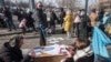 Українські біженці заповнюють форму, щоб подати документи на дозвіл на проживання в празькому відділі поліції для іноземців у Празі. Чехія, 2 березня 2022 року