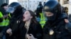 Одно из задержаний на акции в Петербурге 13 марта