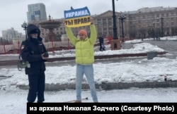 Николай Зодчий на акции в поддержку мира, Хабаровск, 13 марта