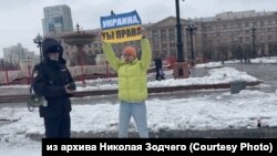 Николай Зодчий на акции в поддержку мира, Хабаровск, 13 марта